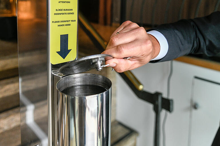 In diesen Behälter kommt das Desinfektionsmittel für die Handdesinfektion. In diesen Behälter kommt das Desinfektionsmittel für die Handdesinfektion. 