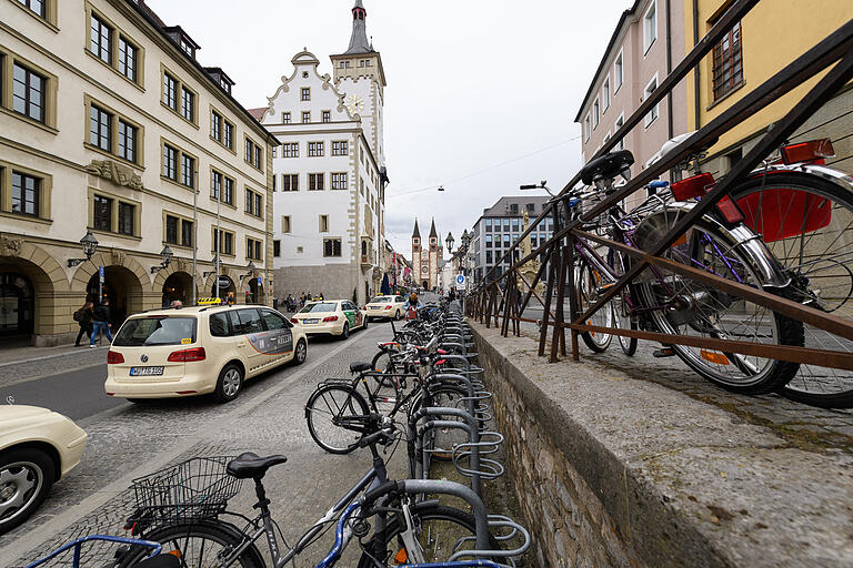 Die Verbindung zwischen Domstraße und Mainkai, derzeit hauptsächlich Taxistand und Fahrradparkplatz möchte die ödp/WL-Fraktion im Stadtrat aufgewertet wissen. Die Verbindung zwischen Domstraße und Mainkai, derzeit hauptsächlich Taxistand und Fahrradparkplatz möchte die ödp/WL-Fraktion im Stadtrat aufgewertet wissen.