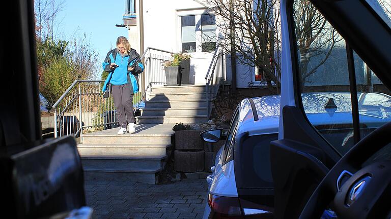 Gleichzeitig Info in den Scanner tippen und die Treppe heruntereilen? Für Hermes-Botin Karin Engelhardt kein Problem. Gleichzeitig Info in den Scanner tippen und die Treppe heruntereilen? Für Hermes-Botin Karin Engelhardt kein Problem. 