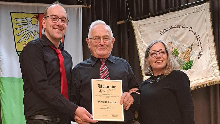 Vorsitzende Barbara Kraus und der stellvertretende Vorsitzende Sebastian Reitz mit dem Ehrenmitglied Vinzenz Pörtner. Vorsitzende Barbara Kraus und der stellvertretende Vorsitzende Sebastian Reitz mit dem Ehrenmitglied Vinzenz Pörtner.
