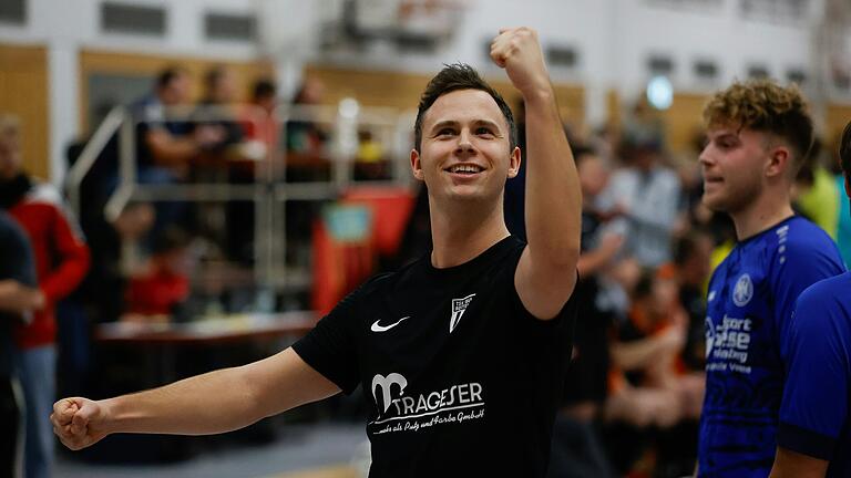 Nicolas Schubert vom TSV Rottendorf jubelt nach dem Sieg im Halbfinale der Würzburger Hallen-Kreismeisterschaft im vergangenen Jahr. Die Rottendorfer verloren zwar das Finale gegen den TSV Lengfeld, qualifizierten sich aber auch für die Bezirksmeisterschaft, die sie gewannen. Nicolas Schubert vom TSV Rottendorf jubelt nach dem Sieg im Halbfinale der Würzburger Hallen-Kreismeisterschaft im vergangenen Jahr. Die Rottendorfer verloren zwar das Finale gegen den TSV Lengfeld, qualifizierten sich aber auch für die Bezirksmeisterschaft, die sie gewannen.