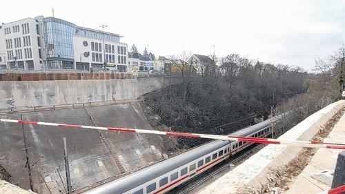 Ein noch ungewohntes Bild. Der ICE rauscht unter keiner Siligmüllerbrücke am Stadtring mehr durch. Ein noch ungewohntes Bild. Der ICE rauscht unter keiner Siligmüllerbrücke am Stadtring mehr durch.