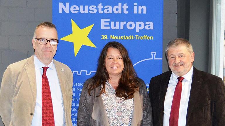 Das neue Vorstandstrio der Arbeitsgemeinschaft Neustadt in Europa: (von links) Geschäftsführer Martin Franck aus Neustadt an der Weinstraße, die Vorsitzende der Arbeitsgemeinschaft Petra Bieber aus Bad Neustadt und der stellvertretende Vorsitzende Peter Mühle aus Neustadt in Sachsen.FOTO: AG Neustadt in Europa