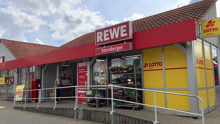 Rewe in Fladungen wird Mitte November die Türen schließen. Kauffrau Diana Sternberger zieht mit ihrem bewährten Team nach Nordheim um. Rewe in Fladungen wird Mitte November die Türen schließen. Kauffrau Diana Sternberger zieht mit ihrem bewährten Team nach Nordheim um.