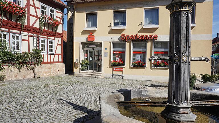 Die Sparkasse plant, ihre Filiale in Fladungen zu schließen. Stattdessen soll eine gemeinsame Beratungsfiliale in der Filiale der VR-Bank eingerichtet werden. Die Sparkasse plant, ihre Filiale in Fladungen zu schließen. Stattdessen soll eine gemeinsame Beratungsfiliale in der Filiale der VR-Bank eingerichtet werden.