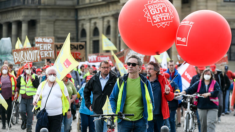 Ver.di-Demo im Rahmen der Tarifverhandlungen des öffentlichen Dienstes zur Pflege von behinderten Menschen;
Demo von der Residenz zum Marktplatz mit anschließender Kundgebung auf dem unteren Markt.