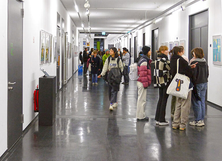 Im Schaugang der Hochschule am Sanderheinrichsleitenweg sind die 30 Entwürfe noch bis Februar zu sehen. Im Schaugang der Hochschule am Sanderheinrichsleitenweg sind die 30 Entwürfe noch bis Februar zu sehen.