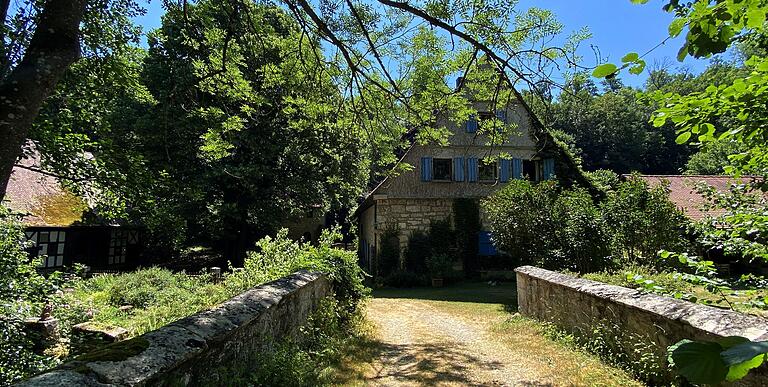 Wanderung im Tal der Schandtauber: Immer wieder sieht man solche ehemaligen Mühlen, die zum Teil aus dem 14. Jahrhundert stammen. Manche sind verfallen, manche in Privatbesitz. Wanderung im Tal der Schandtauber: Immer wieder sieht man solche ehemaligen Mühlen, die zum Teil aus dem 14. Jahrhundert stammen. Manche sind verfallen, manche in Privatbesitz.