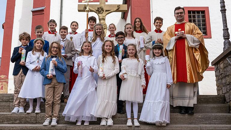 Die Kommunionkinder mit den Ministranten und Pfarrvikar Nicolas Kehl. Die Kommunionkinder mit den Ministranten und Pfarrvikar Nicolas Kehl.