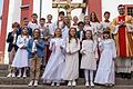 Die Kommunionkinder mit den Ministranten und Pfarrvikar Nicolas Kehl.