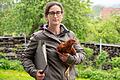 Sie trägt nicht nur Huhn Trude, sondern immer öfter auch Akten unterm Arm: Landwirtin Marina Eltschka verbringt wegen der vielen Nachweise ihrer Tiere mehr Zeit im Büro, als ihr lieb ist.&nbsp;