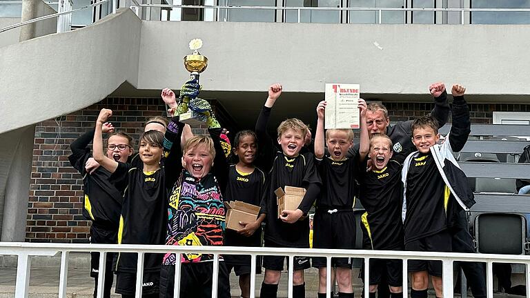 Im Bild: Die Siegermannschaft der Montessori-Grundschule. Im Bild: Die Siegermannschaft der Montessori-Grundschule.