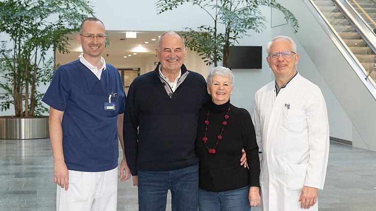 23 Minuten wurde Erika Longino nach einem Kammerflimmern reanimiert. Von links: Oberarzt Dr. Jan Kikec, Ehemann Wolfgang Gierlichs, Erika Longino und Prof. Dr. Sebastian Kerber, Chefarzt der Kardiologie I am Rhön-Klinikum Campus in Bad Neustadt. 23 Minuten wurde Erika Longino nach einem Kammerflimmern reanimiert. Von links: Oberarzt Dr. Jan Kikec, Ehemann Wolfgang Gierlichs, Erika Longino und Prof. Dr. Sebastian Kerber, Chefarzt der Kardiologie I am Rhön-Klinikum Campus in Bad Neustadt.