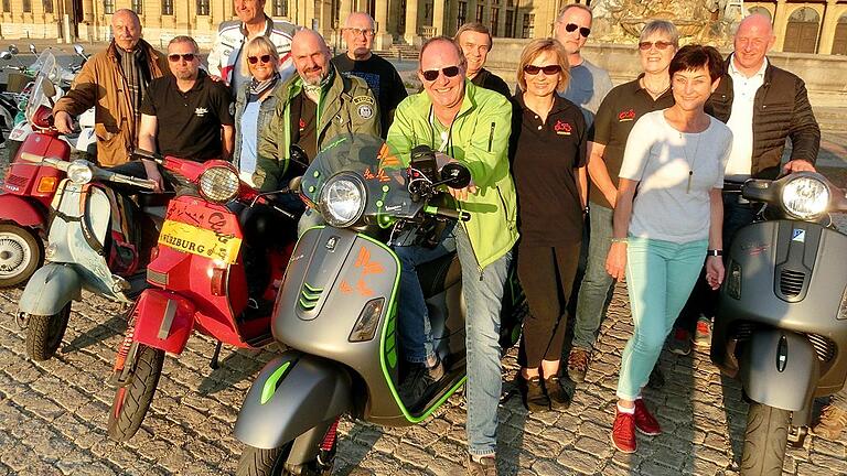 Der Vespa-Club Würzburg beim Anrollern vor der Residenz. Der Vespa-Club Würzburg beim Anrollern vor der Residenz.