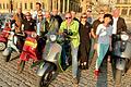 Der Vespa-Club Würzburg beim Anrollern vor der Residenz.