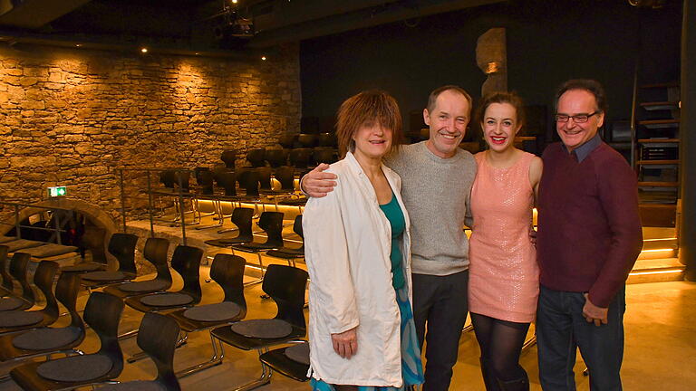 Glücklich über ihr neues Theater 'Sommerhaus' sind (von links) Brigitte Obermeier, noch im Kostüm zu ihrer Rolle, ihr Partner Hannes Hirth, Tochter Mascha Obermeier und Sanierungsexperte Robert Stawski. Glücklich über ihr neues Theater 'Sommerhaus' sind (von links) Brigitte Obermeier, noch im Kostüm zu ihrer Rolle, ihr Partner Hannes Hirth, Tochter Mascha Obermeier und Sanierungsexperte Robert Stawski. 