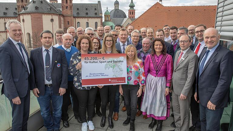 Die Repräsentanten der Spendenprojekte mit Sparkassen-Vorstandsvorsitzenden Bernd Fröhlich (links) und Landrat Eberhard Nuß (rechts). Die Repräsentanten der Spendenprojekte mit Sparkassen-Vorstandsvorsitzenden Bernd Fröhlich (links) und Landrat Eberhard Nuß (rechts).