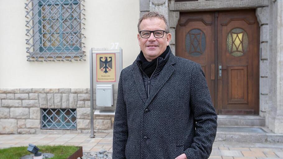 Matthias Hümmler verlässt das Bundeswehr-Dienstleistungszentrum in Hammelburg.  Foto: Andrea Rippstein       -  Matthias Hümmler verlässt das Bundeswehr-Dienstleistungszentrum in Hammelburg.  Foto: Andrea Rippstein