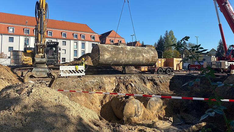 Das Gebäude der Agip-Tankstelle an der Ignaz-Schön-Straße 1 wird aktuell rückgebaut. Dabei müssen die unterirdischen Treibstoff-Tanks freigelegt und aus der Erde gehoben werden.