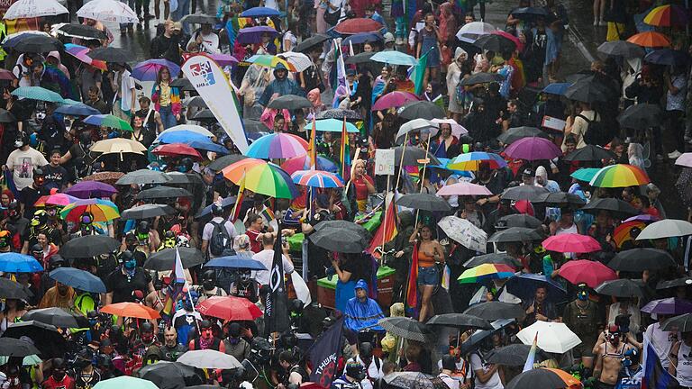 46. Berlin Pride Umzug zum Christopher Street Day       -  Trotz des Regens war die Stimmung beim CSD in Berlin gut.