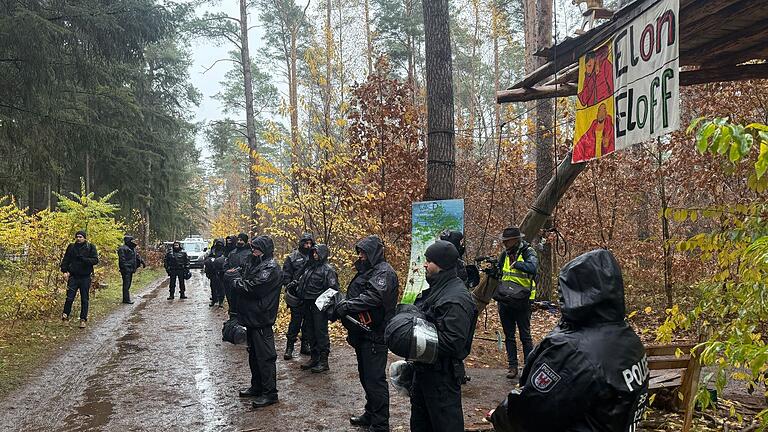 Polizei-Einsatz im Tesla-Protestcamp in Grünheide       -  Die Polizei im Brandenburg entschied, die Besetzung des Waldstücks nahe der Tesla-Fabrik in Grünheide zu beenden. Seit Ende Februar protestieren dort Tesla-Gegner.