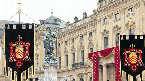 Fremde Banner: Bourbonenfahnen an der Würzburger Residenz.