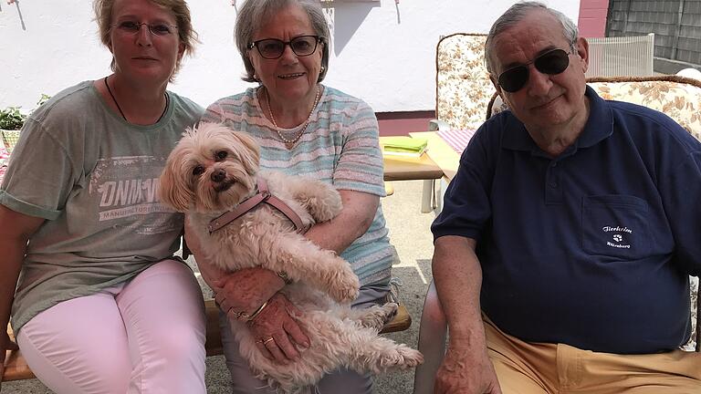 Im Tierheim Würzburg, Elferweg, bei der Richtfest-Feier vom Kleintierhaus (von links): 2. Vorsitzende Julia Fischer, Ehrenvorsitzende Schatzmeisterin Elisabeth Haasmann mit Hund Hanni und Vorsitzender Reinhard Dötzer. Foto: Regina Urbon