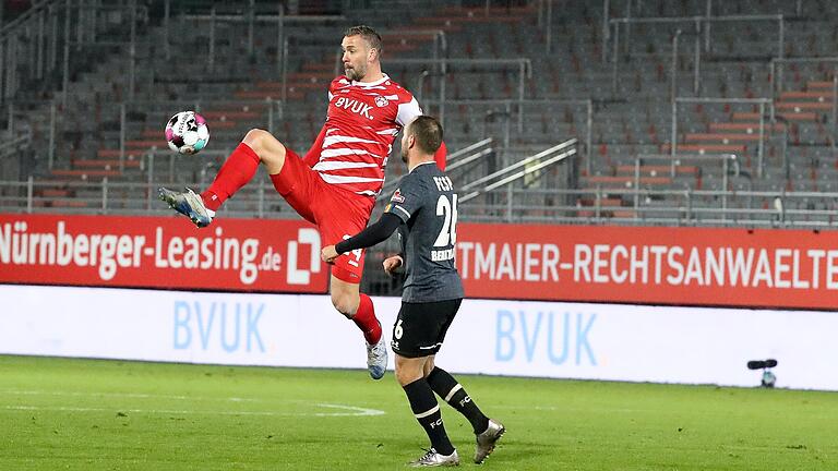 Die Flanken auf ihn kamen selten genau: Kickers-Neuzugang Stefan Maierhofer (links), hier gegen den Ex-Würzburger und St. Pauli-Torschützen Rico Benatelli.