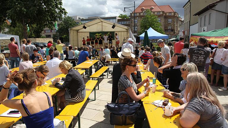 Großveranstaltungen wie das Vegane Sommerfest auf dem Schillerplatz (Foto aus dem Jahr 2015) sind die Ausnahme. Die Agendagruppen arbeiten an Sachthemen in zumeist kleinen Kreisen im Veranstaltungsraum im Schrotturm.