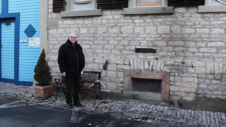 Der Kitzinger Stadt- und Kreisrat Uwe Hartmann vor seinem Wohnhaus. In der Nacht zum 4. Februar brannte dort sein Auto komplett aus. Am Boden und an den Fensterläden sieht man noch die Brandspuren.