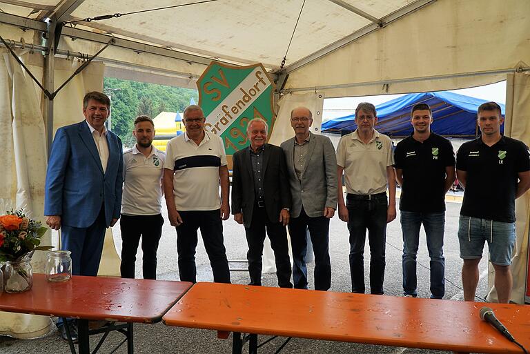 Langjährige Ehrungen beim Sportfest Gräfendorf: Das Bild zeigt die geehrten Vereinsmitglieder für 60 Jahre Vereinstreue mit den Vorstandsmitgliedern.