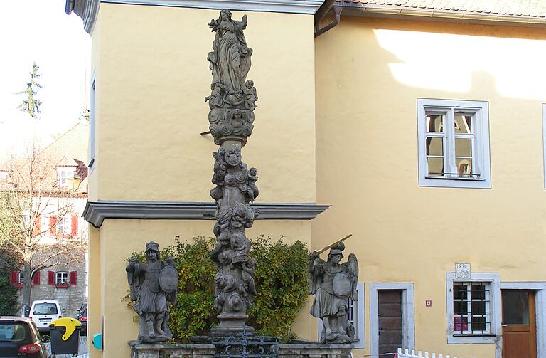 So sah die Mariensäule am historischen Rathaus von Frickenhausen vor ihrer aktuellen Restaurierung aus: Zuerst wurden die Erzengel abgebaut und gesichert.