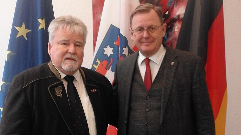 Besuch in der Thüringer Staatskanzlei: Bernd Höland (links), ehemaliger Vorsitzender des Freundeskreises Würzburg-Suhl, im Dezember bei Thüringens Ministerpräsident Bodo Ramelow.