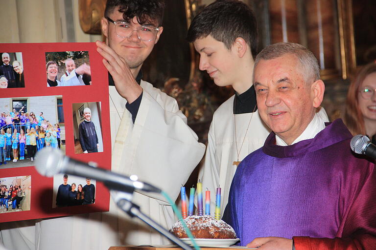 Die Gerolzhöfer Ministranten überraschten Pfarrer Stefan Mai mit einem Lied und kleinen Geschenken.