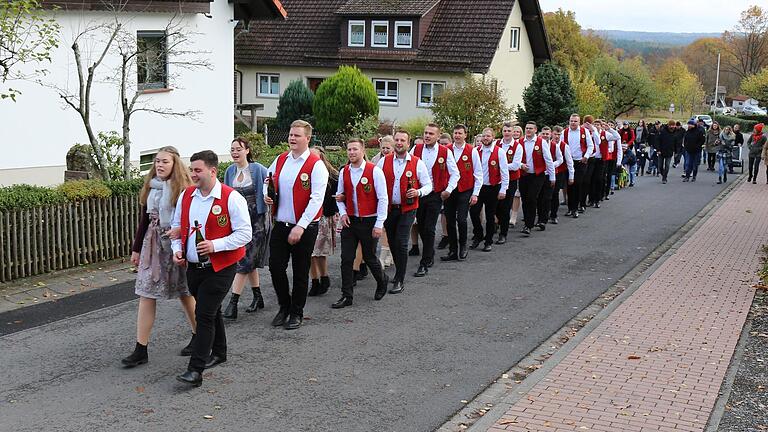 Durch die Straßen führte der Modloser Kirmesfestzug. - Durch die Straßen führte der Modloser Kirmesfestzug. Durch die Straßen führte der Modloser Kirmesfestzug. - Durch die Straßen führte der Modloser Kirmesfestzug.