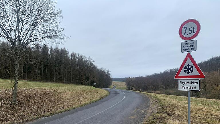 Die Gemeindeverbindungsstraße von Maria Bildhausen nach Rheinfeldshof kann nicht einfach zu einem Feld- und Waldweg abgestuft werden. Kurzfristige Sperrungen – beispielsweise bei Glatteis – sind aber möglich.       -  Die Gemeindeverbindungsstraße von Maria Bildhausen nach Rheinfeldshof kann nicht einfach zu einem Feld- und Waldweg abgestuft werden. Kurzfristige Sperrungen – beispielsweise bei Glatteis – sind aber möglich.