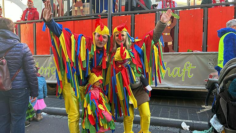 Jonas (38), Sandra (32) mit ihren Kindern Finja (4) und Merle (7 Monate) sind als kunterbunte Hühner beim Würzburger Faschingszug dabei. Jonas (38), Sandra (32) mit ihren Kindern Finja (4) und Merle (7 Monate) sind als kunterbunte Hühner beim Würzburger Faschingszug dabei.