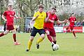 Eisingens Lukas Götz (Gelb, hier gegen den Rottendorfer Tom Reiner) ist mit 18 Treffern drittbester Torschütze der Bezirksliga West.