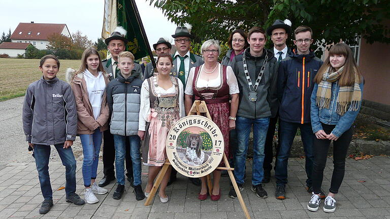 Schützenkönigin Nadine Gröschel freut sich über die Königswürde wie auch die übrigen Titelträger über ihre Erfolge. Das Bild zeigt (von links): Luca Haager, Svenja Reuter, Klaus Lindner, Julian Reuter, Nadine Gröschel, Fahnenträger Stephan Hümmer, Schützenmeister Bernhard Schurz, Elke Schmidt, Anja Henninger, Sören Schmidt, Bernd Reuter, Jonas Szabo und Eva Szabo. Schützenkönigin Nadine Gröschel freut sich über die Königswürde wie auch die übrigen Titelträger über ihre Erfolge. Das Bild zeigt (von links): Luca Haager, Svenja Reuter, Klaus Lindner, Julian Reuter, Nadine Gröschel, Fahnenträger Stephan Hümmer, Schützenmeister Bernhard Schurz, Elke Schmidt, Anja Henninger, Sören Schmidt, Bernd Reuter, Jonas Szabo und Eva Szabo.