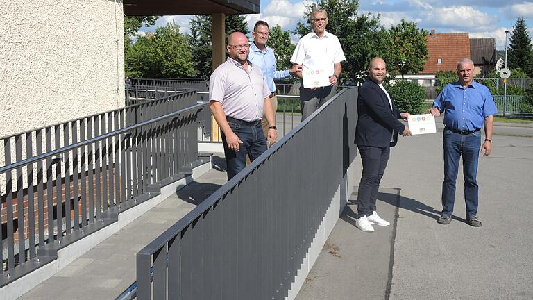 Über die staatliche Auszeichnung mit dem Signet 'Bayern barrierefrei' freuten sich die Oberstreuer Gemeindevertreter Matthias Liebst (rechts), Bürgermeister Stefan Kießner (daneben) und Bernd Beck (links) ebenso wie der Kreis-Behindertenbeauftragte Peter Suckfüll (zweiter von links) und der ehemalige Kreis-Behindertenbeauftragte Alois Gensler (Mitte).