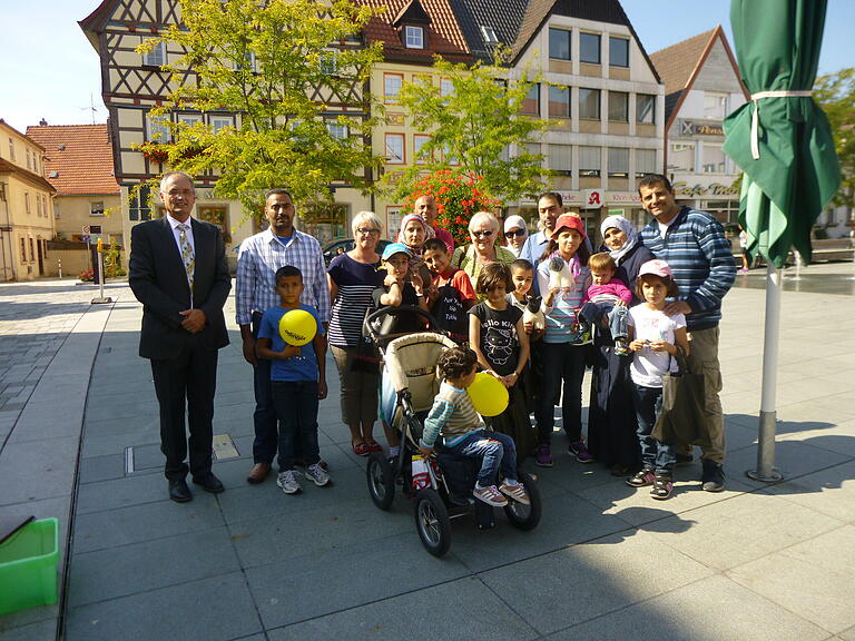 Und hier sind die beiden Familien (rechts) zu sehen, als sie sich im September 2015 mit Bürgermeister Streit ablichten ließen