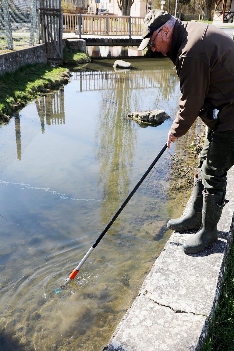 Klaus Hoffmann untersucht die Sedimentlast des Wernbodens in Thüngen.