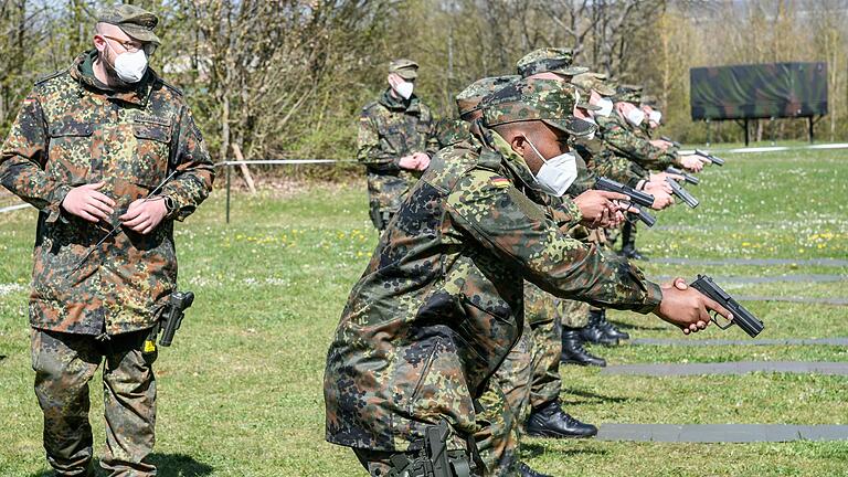 Unter den strengen Augen ihres Ausbilders üben die neuen Soldaten der Bundeswehr in der Volkacher Kaserne den Umgang mit der Waffe. Zwei Drittel der Rekruten werden im neuen Bereich 'Heimatschutz' ausgebildet.