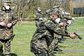 Unter den strengen Augen ihres Ausbilders üben die neuen Soldaten der Bundeswehr in der Volkacher Kaserne den Umgang mit der Waffe. Zwei Drittel der Rekruten werden im neuen Bereich 'Heimatschutz' ausgebildet.