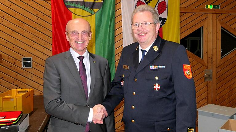 Für weitere sechs Jahre steht Ralf Dressel (rechts) an der Spitze der Feuerwehren im Landkreis. Landrat Wilhelm Schneider beglückwünschte den Kreisbrandrat zur Wiederwahl. Für weitere sechs Jahre steht Ralf Dressel (rechts) an der Spitze der Feuerwehren im Landkreis. Landrat Wilhelm Schneider beglückwünschte den Kreisbrandrat zur Wiederwahl.