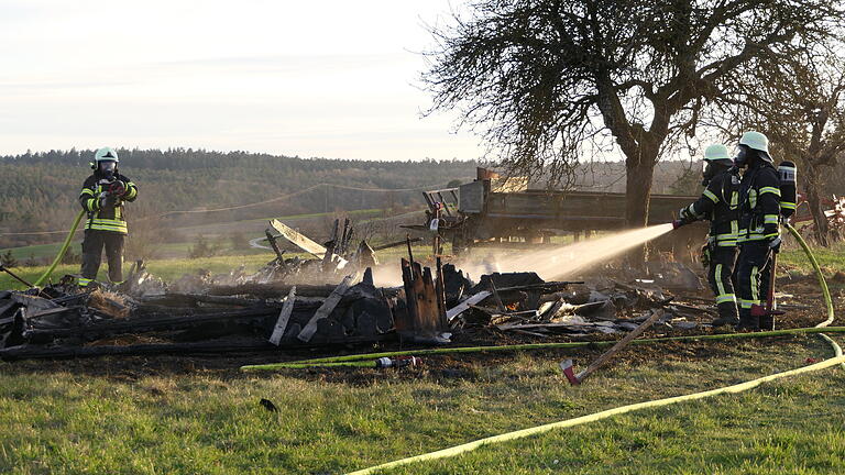 Die Feuerwehr konnte beim Brand eines Heuunterstandes in Trossenfurt ein Übergreifen der Flammen auf angrenzende Bäume und auf einen in der Nähe abgestellten landwirtschaftlichen Anhänger erfolgreich verhindern.