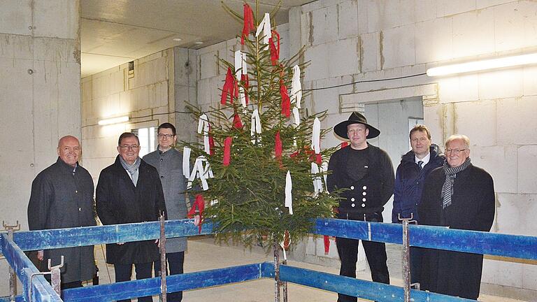 Freuten sich über den raschen Fortschrift beim Neubau der Berufsfachschule für Musik in Bad Königshofen (von links): Landrat und Bezirksrat Thomas Habermann, Bezirkstagspräsident Erwin Dotzel, Matthias Gerstner, Mitglied des Berufsfachschulbeirates, Zimmerermeister Matthias Reinwand, Bürgermeister Thomas Helbling und Schulleiter Professor Ernst Oestreicher. Freuten sich über den raschen Fortschrift beim Neubau der Berufsfachschule für Musik in Bad Königshofen (von links): Landrat und Bezirksrat Thomas Habermann, Bezirkstagspräsident Erwin Dotzel, Matthias Gerstner, Mitglied des Berufsfachschulbeirates, Zimmerermeister Matthias Reinwand, Bürgermeister Thomas Helbling und Schulleiter Professor Ernst Oestreicher.