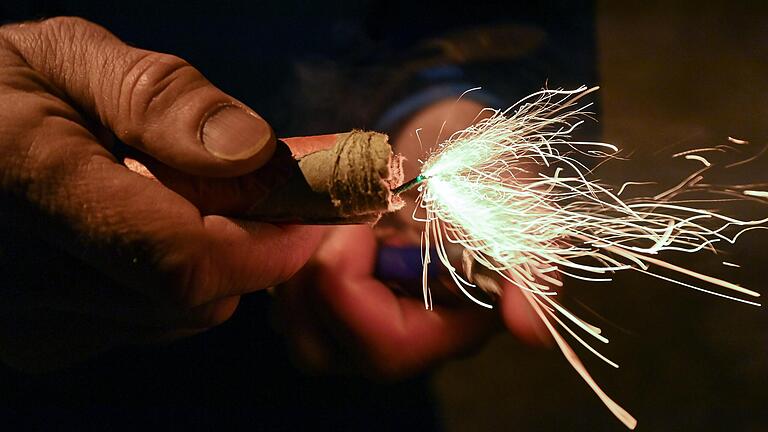 Jahr für Jahr verletzen sich viele Menschen beim Abfeuern des Silvester-Feuerwerks. Dafür reichen oft schon die handelsüblichen Böller. Besonders gefährlich wird es, wenn nicht zertifizierte Böller aus dem Ausland zum Einsatz kommen.