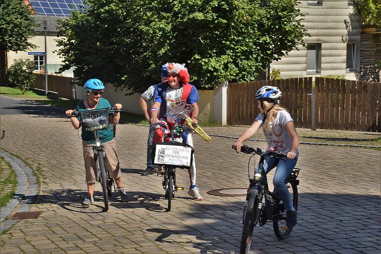 In Oberickelsheim hatte Bürgermeister Michael Pfanzer Mitfahrer für Michel Descombes organisiert: Ursula Renner und ihre Enkel Romy und Mika begleiteten ihn für eine kurze Strecke der Tour.