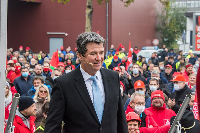 Auch ein 'CSU-Ministerpräsident' kann bei einer IG-Metall-Demo punkten. Zumindest, wenn er nicht Markus Söder, sondern Wolfgang Krebs heißt. Der Kabarettist versteht es hervorragend, den bayerischen Ministerpräsidenten zu imitieren. Auch ein 'CSU-Ministerpräsident' kann bei einer IG-Metall-Demo punkten. Zumindest, wenn er nicht Markus Söder, sondern Wolfgang Krebs heißt. Der Kabarettist versteht es hervorragend, den bayerischen Ministerpräsidenten zu imitieren.